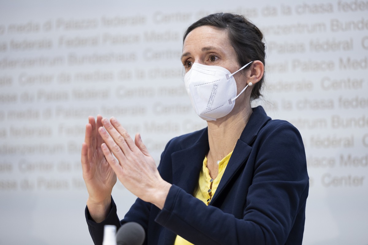 Tanja Stadler, Praesidentin, National COVID-19 Science Task Force, spricht waehrend einer Medienkonferenz zur aktuellen Situation des Coronavirus, am Dienstag, 11. Januar 2022 in Bern. (KEYSTONE/Peter ...