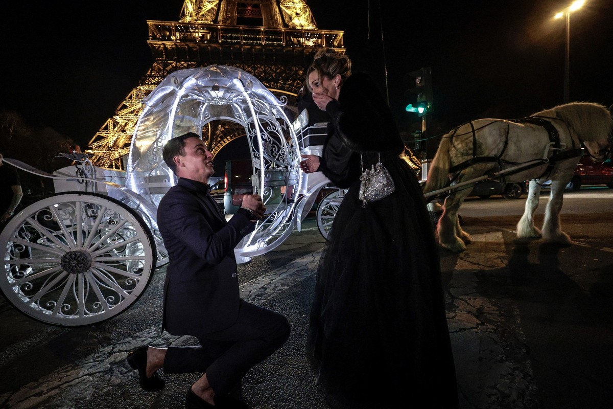 A Dutch couple poses in front of the Eiffel Tower as they take part in a Cinderella-themed marriage proposal in Paris on February 7, 2026 prior to Saint Valentine&amp;#039;s day. In Paris, marriage pr ...