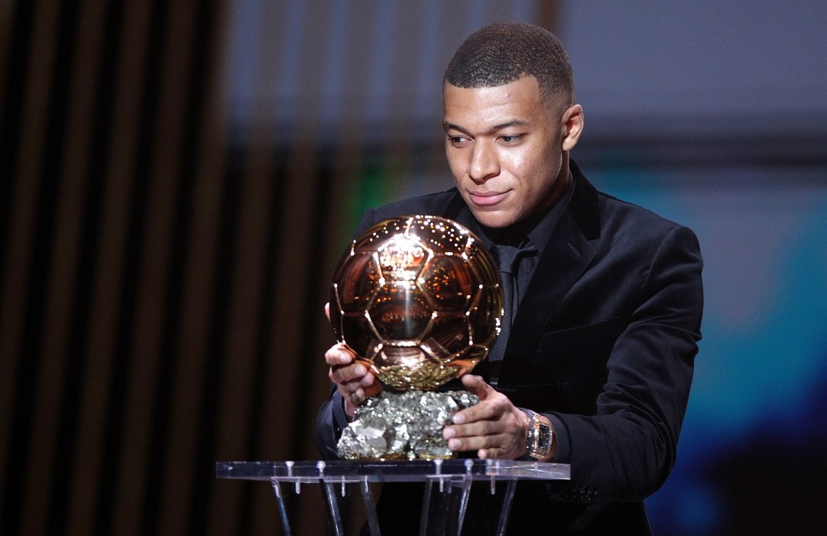 epa09611657 PSG player Kylian Mbappe arrives on stage to present the Women's Ballon d'Or during the 2021 Ballon d'Or ceremony at Theatre du Chatelet in Paris, France, 29 November 2021.  ...