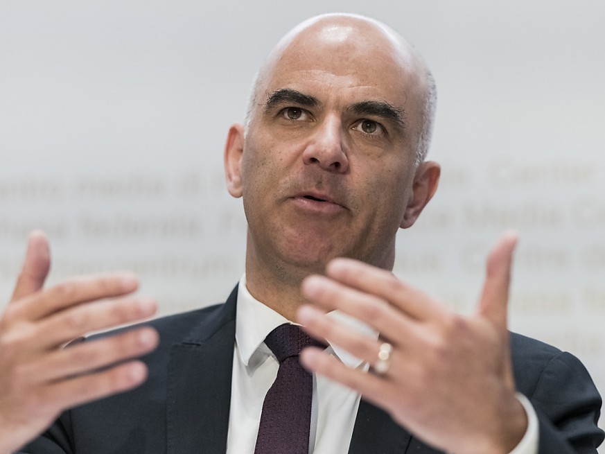 &quot;Schutz der Bevölkerung hat oberste Priorität&quot;: Innenminister Alain Berset informiert die Medien über das Veranstaltungsverbot werden des neuen Coronavirus.