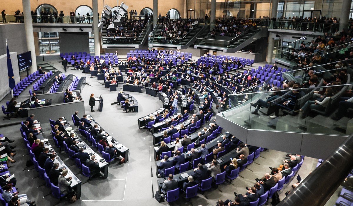 epa12571729 General view of the 48th session of the German parliament, the Bundestag, in Berlin, Germany, 05 December 2025. The Bundestag is scheduled to vote on the government's draft law to mod ...