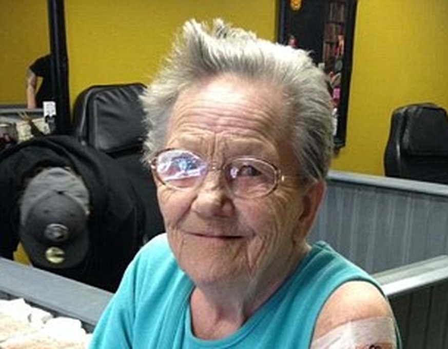 Schlagzeile des Tages: 79-jähriges Grosi verschwindet – sie liess sich klammheimlich ihr erstes Tattoo stechen