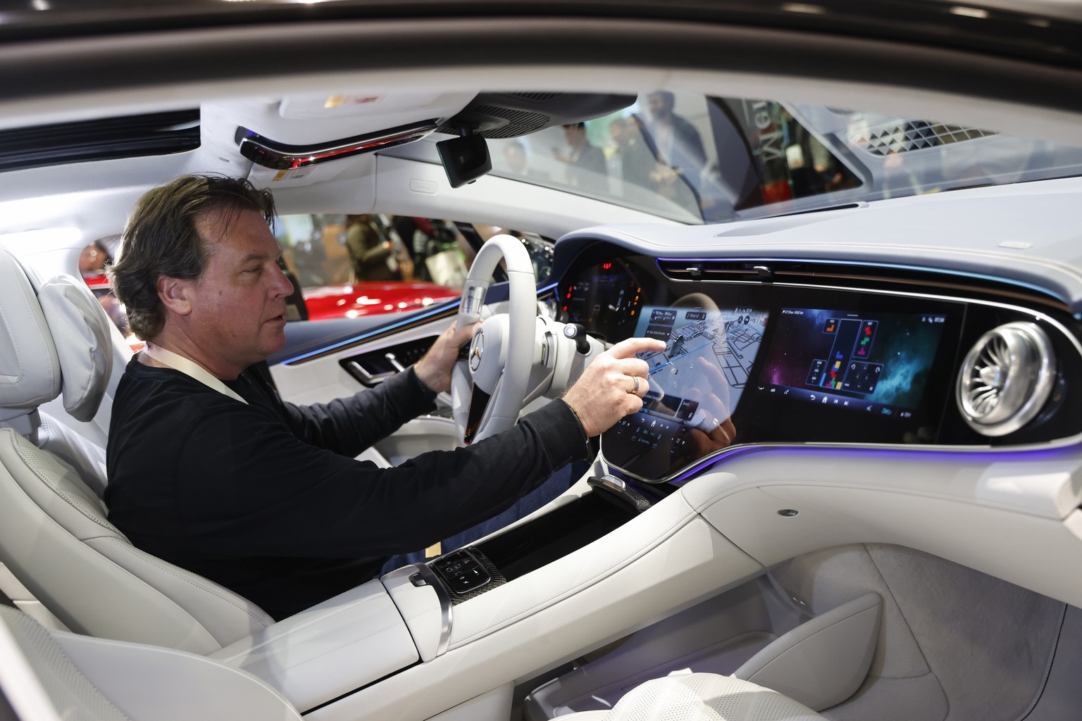 epa11068078 An attendee looks at Mercedes-Benz?s EQS 580 4MATIC Sedan at the 2024 Consumer Electronics Show at the Las Vegas Convention Center in Las Vegas, Nevada, USA, 10 January 2024. CES, the worl ...