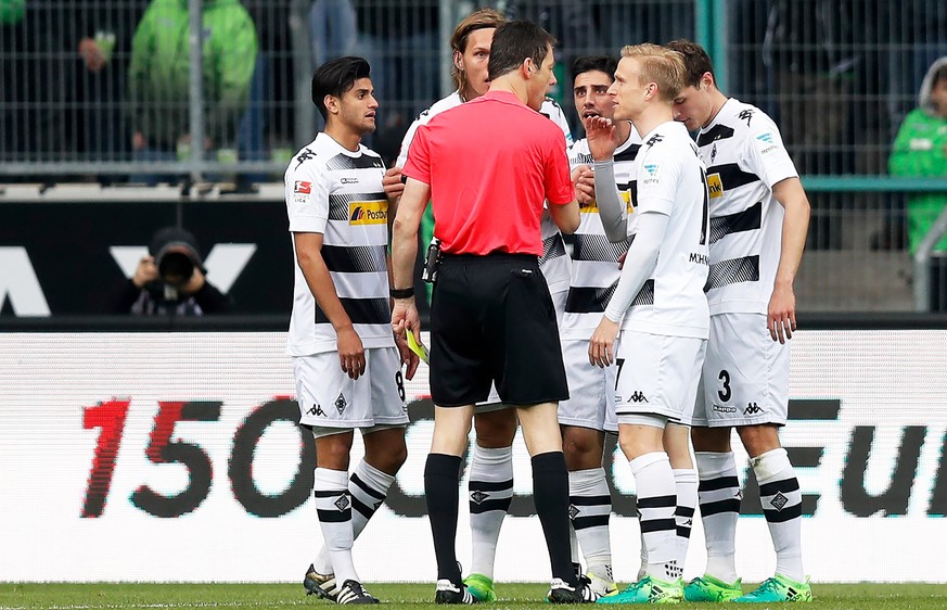 epa05921731 Moenchengladbach players argue with referee Wolfgang Stark (C) during the German Bundesliga soccer match between Borussia Moenchengladbach and Borussia Dortmund at the Borussia-Park stadiu ...