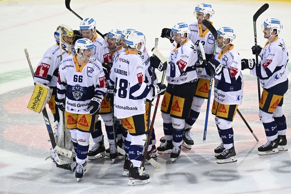 Zugs Spieler jubeln nach dem Qualifikations-Spiel der National League, zwischen den SCL Tigers und dem EV Zug am Freitag 17. Februar 2023, im Ilfisstadion in Langnau. (KEYSTONE/Marcel Bieri)