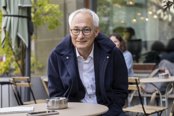 Der Gruene Staenderatskandidat Bernhard Pulver gibt auf der Terrasse des Stamms der Gruenen ein Interview, am Tag der Eidgenoessischen Wahlen, am Sonntag, 22. Oktober 2023 beim Rathaus in Bern. Die Sc ...