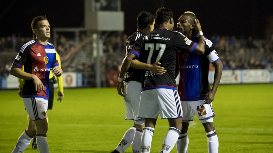 Die Basler bejubeln den Treffer zum 1-0 durch den Basler Jean-Paul Boetius, zweiter von rechts, beim Fussball 1/8-Final Cup Spiel zwischen dem FC Tuggen und dem FC Basel, am Mittwoch, 26. Oktober 2016 ...