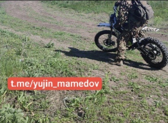 Ukraine: Auf Telegram sind Bilder von Soldaten auf Motorrädern zu finden.