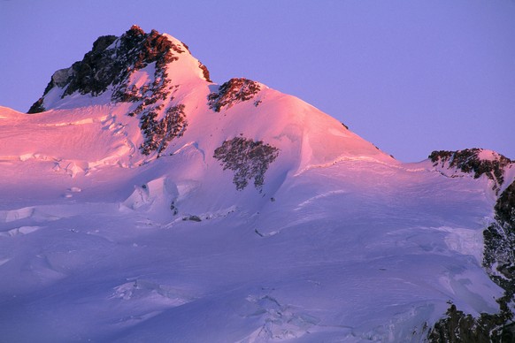 Die Dufourspitze (4634m) in den Walliser Alpen im Abendlicht im April 1997. Die Dufourspitze ist der hoechste Punkt der Schweiz und wurde am 1. August 1855 mit einer Seilschaft unter der Fuehrung des  ...