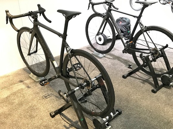 Mi QiCycle R1Sogar Fahrräder wie das Mi QiCycle R1 hat Xiaomi im Angebot. Im Carbonrahmem steckt unter anderem ein GPS-Empfänger, der per App genutzt werden kann, die Schaltung arbeitet elektronisch. ...
