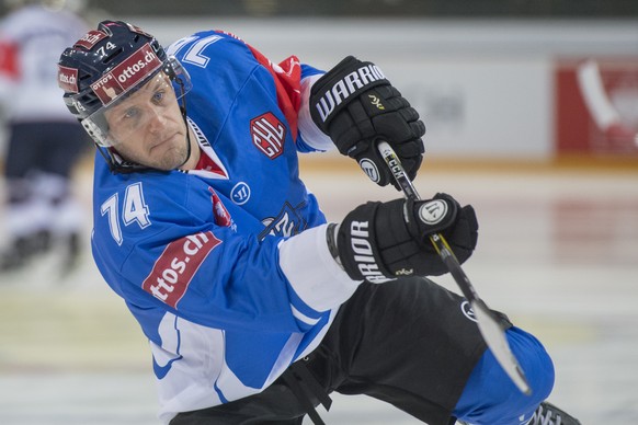 Zug&#039;s Johann Morant during the ice hockey Champions League match 1/16 Final between EHC Zug and Eisbaeren Berlin, in Zug, Switzerland, Tuesday, October 11, 2016. (KEYSTONE/Urs Flueeler)