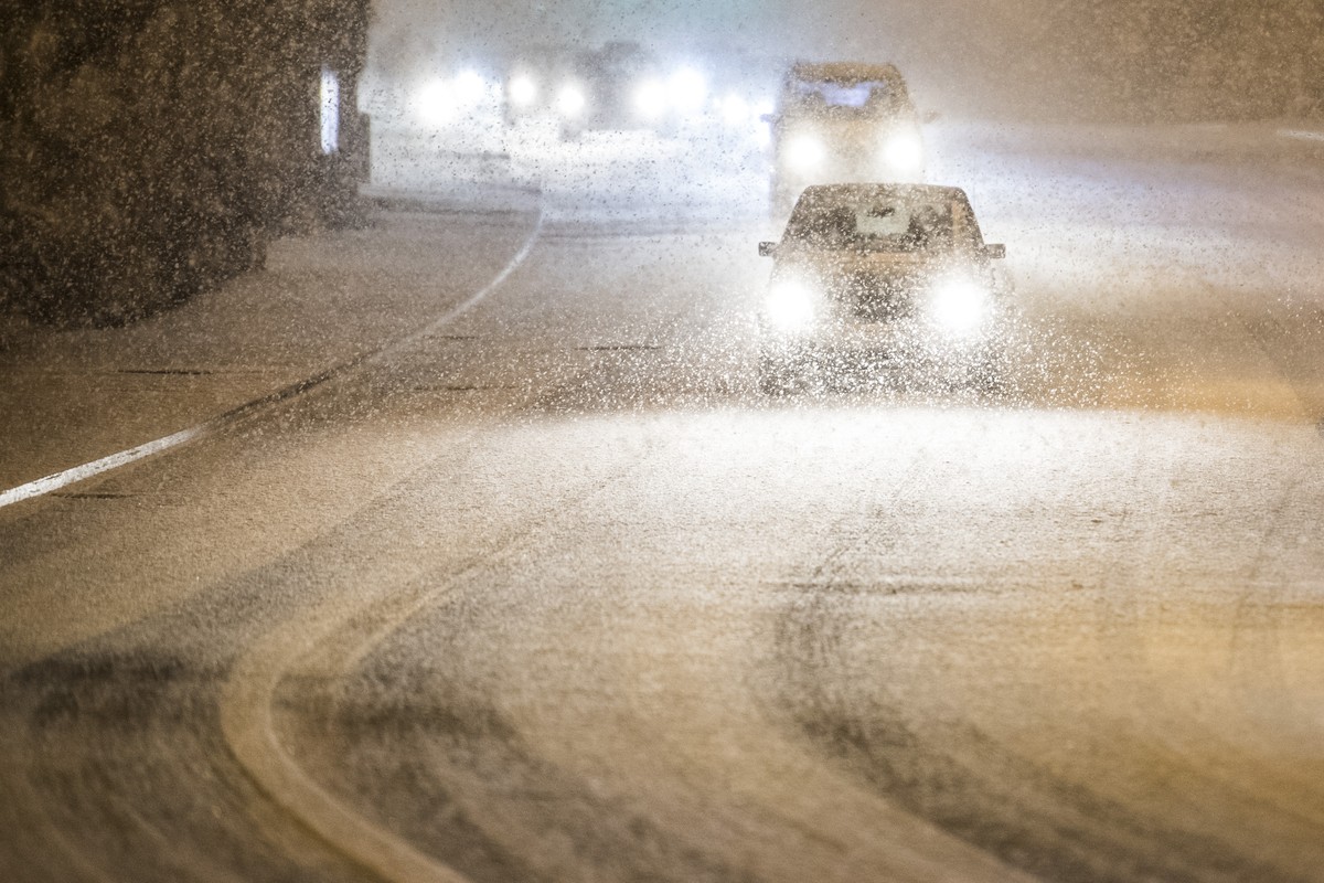 Fahrzeuge bewegen sich langsam durch die verschneiten Strassen in Zuerich, aufgenommen am Freitag, 29. Dezember 2017. (KEYSTONE/Ennio Leanza)

Cars move slowly in the snowfall in Zurich, Switzerland ...
