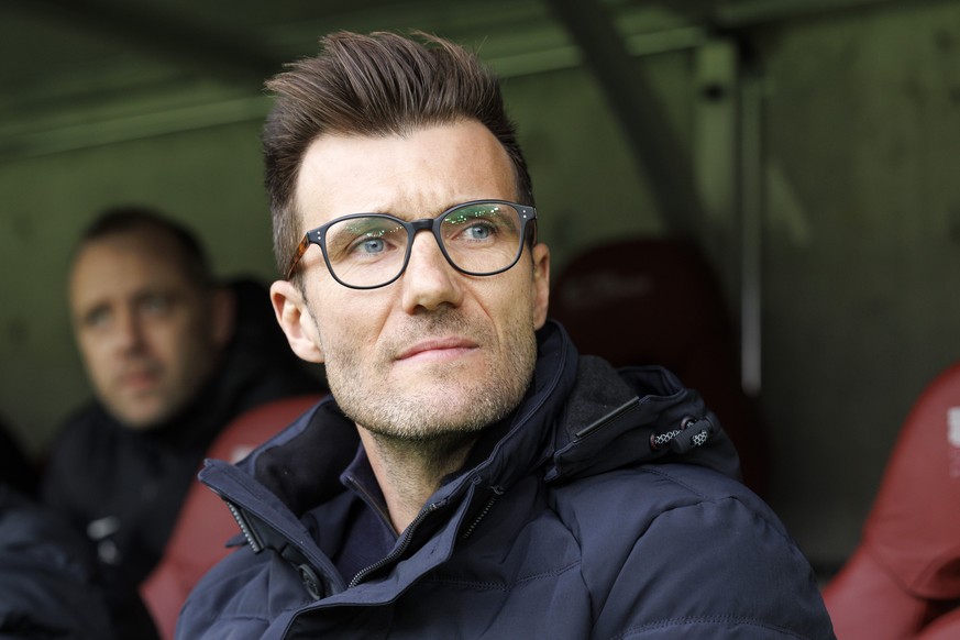 Raphael Wicky, coach of BCS Young Boys, looks his players, during the Super League soccer match of Swiss Championship between Servette FC and BSC Young Boys, at the Stade de Geneve stadium, in Geneva, ...