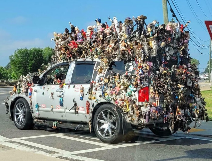 Wow. Auto-Mods der Hölle
https://www.reddit.com/r/mildlyinteresting/comments/1jf38na/suv_covered_in_dolls/