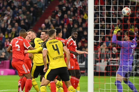 Dortmund&#039;s goalkeeper Gregor Kobel, right, fails to save the goal from Bayern&#039;s Harry Kane during the Bundesliga soccer match between Bayern Munich and Borussia Dortmund in Munich, Germany,  ...