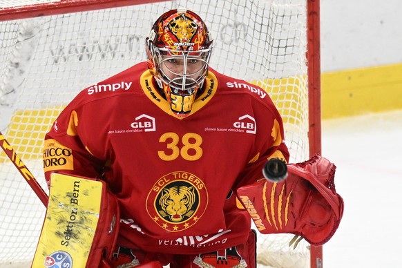 Tigers Goalie Stephane Charlin, beim Eishockey-Qualifikationsspiel der National League, zwischen den SCL Tigers und dem HC Fribourg-Gotteron, am Mittwoch, 4. Dezember 2024, in der Emmental Versicherun ...