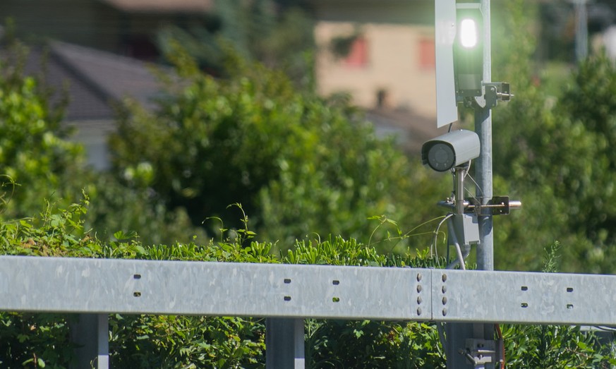 Ein neues Radargeraet ueberwacht den Nord-Sued-Verkehr auf der Autobahn A2 bei Bellinzona, am Donnerstag, 17. Juli 2014. Die Tessiner Kantonspolizei testet im Rahmen des Praeventionsprogrammes &quot;S ...