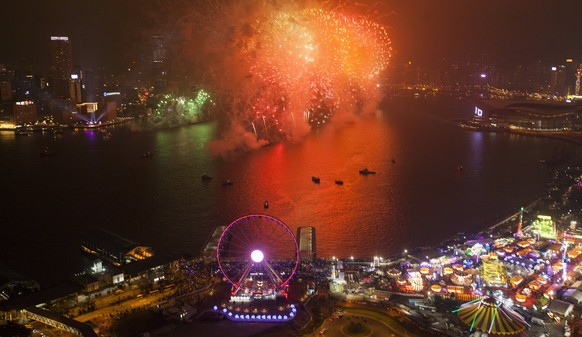 epaselect epa06411661 Fireworks light up Victoria Harbour to celebrate the arrival of the new year 2018 in Hong Kong, China, 01 January 2018. EPA/ALEX HOFFORD EPA-EFE/ALEX HOFFORD
