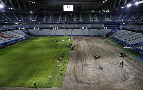 Im Stadion in Lille wurde ein neuer Rasen verlegt.