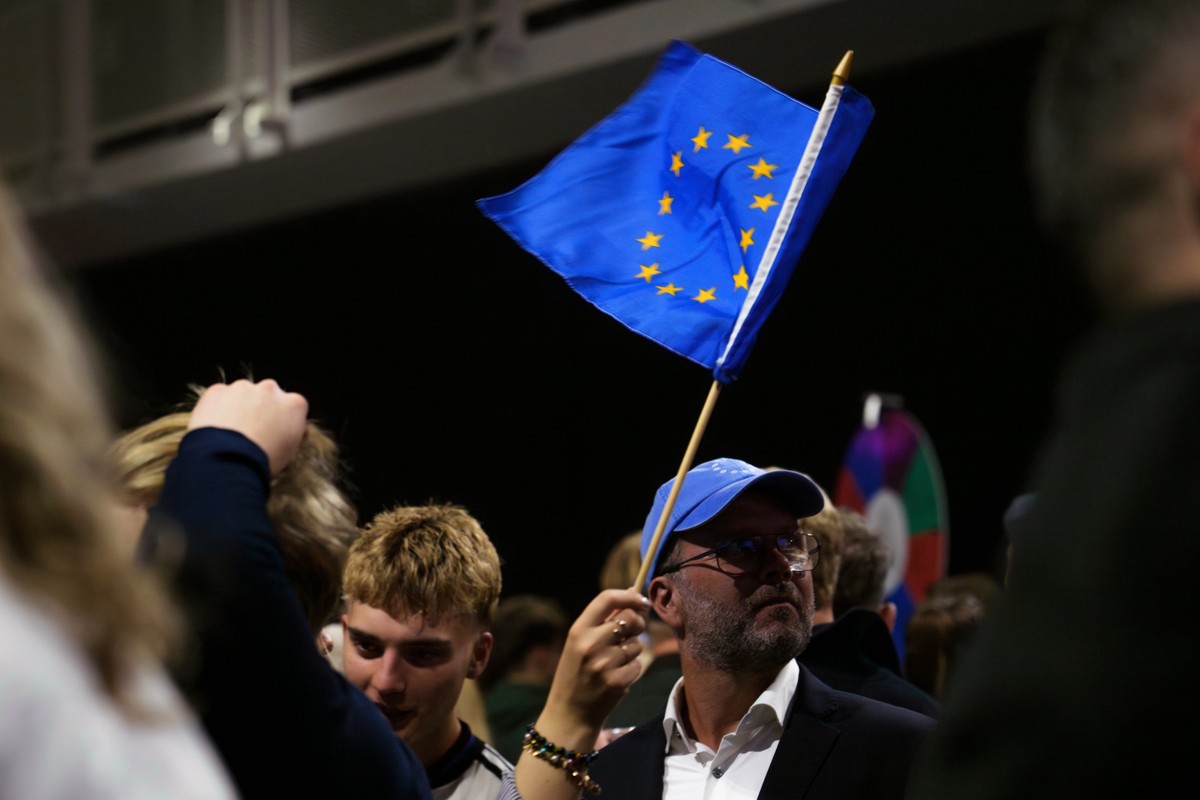 A supporter waves a European Union flag during an election-night gathering for the yes in Reykjavik, Iceland, Sunday, Aug. 30, 2026. (AP Photo/Marco Di Marco)
Iceland EU Election