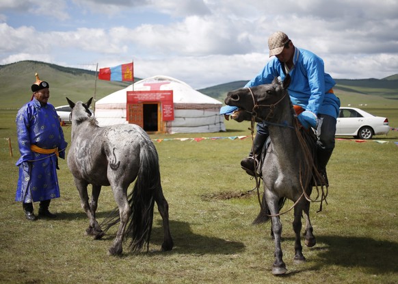 Mongolei, gestern Mittwoch: Mit dem Pferd ins Abstimmungslokal.