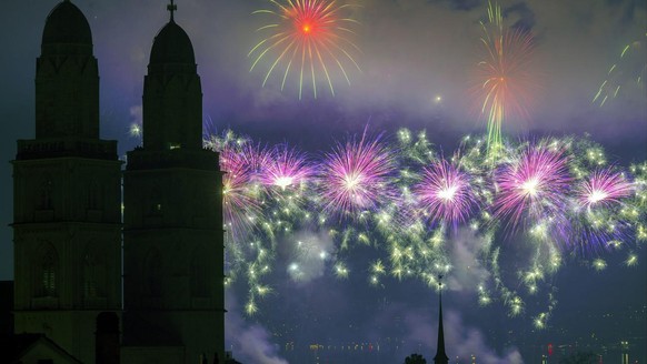 Feuerzauber ueber Zuerich beim grossen Silvesterzauber - Feuerwerk am Dienstag, 1. Januar 2013. Rund 200&#039;000 Menschen verfolgten das Feuer Spektakel am Seebecken. (KEYSTONE/Walter Bieri....Firewo ...