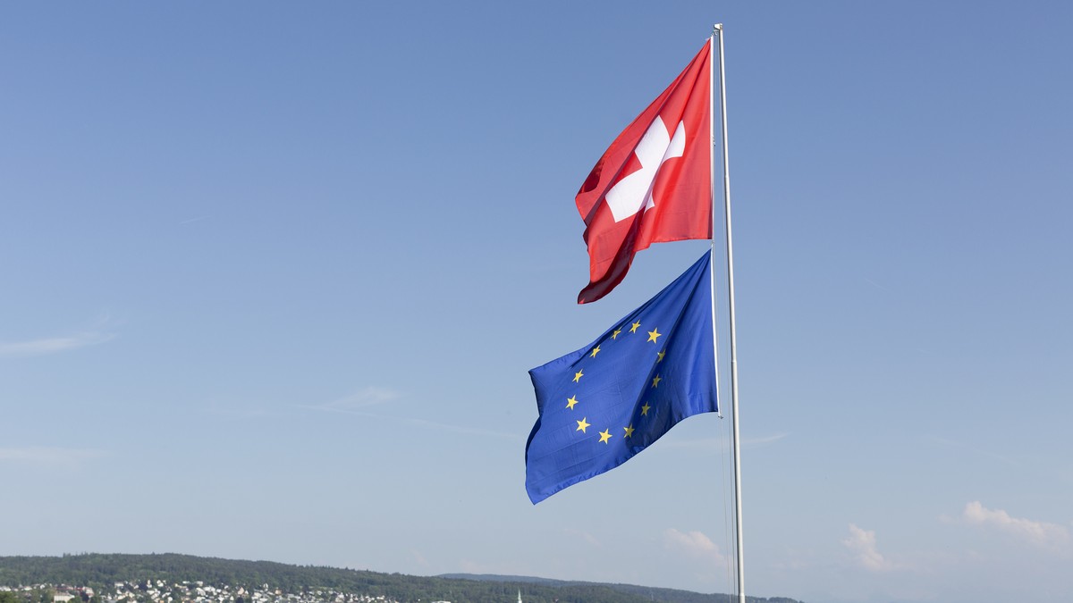 ZUR DISKUSSION DER UMSETZUNG DER MASSENEINWANDERUNGSINITIATIVE IM STANDERAT, STELLEN WIR IHNEN AM MITTWOCH, 30. NOVEMBER 2016, FOLGENDES ARCHIVBILD ZUR VERFUEGUNG - Eine gehisste EU und Schweizer Fahn ...