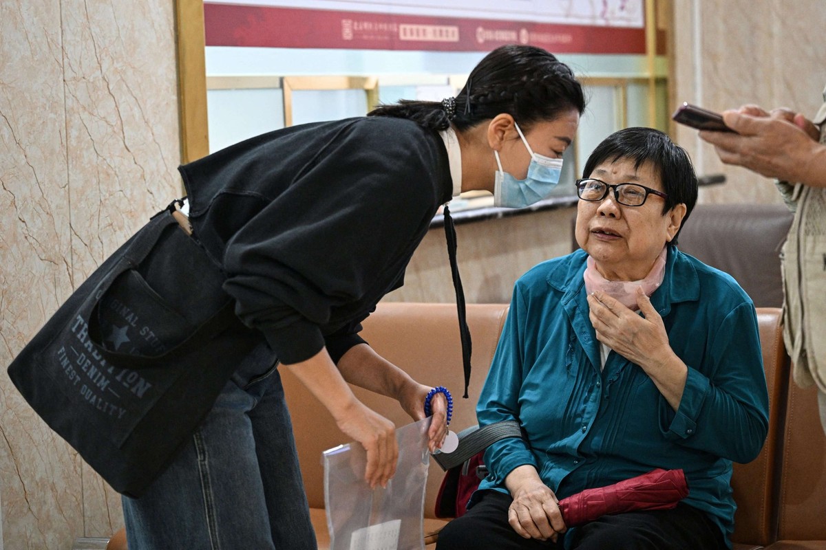 Meng Jia (à gauche), écoute Gao Yingmin. Des déficits de financement béants et une couverture médicale inégale ont longtemps poussé de nombreux Chinois à se tourner vers les hôpitaux urbains, mieux do ...