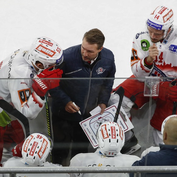 Rapperswils Cheftrainer Jeff Tomlinson gibt seinen Spielern vor der Verlaengerung Anweisungen im Eishockey Meisterschaftsspiel der National League zwischen dem EHC Biel und SC Rapperswil-Jona Lakers,  ...