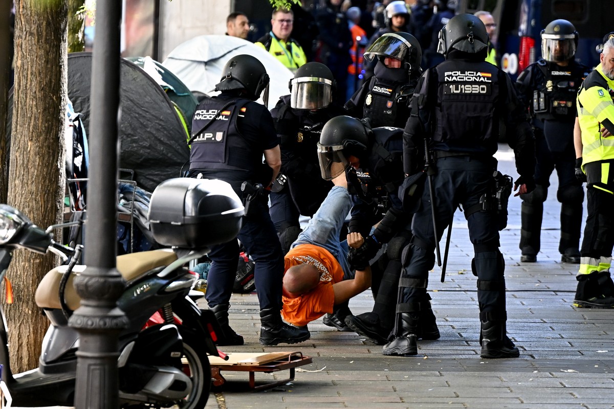 epa13259235 Police remove a member of the Madrid Tenants' Union from forming a barricade in front of the access to the building where Mari Carmen, an 87-year-old lady, is to be evicted, 23 Septem ...