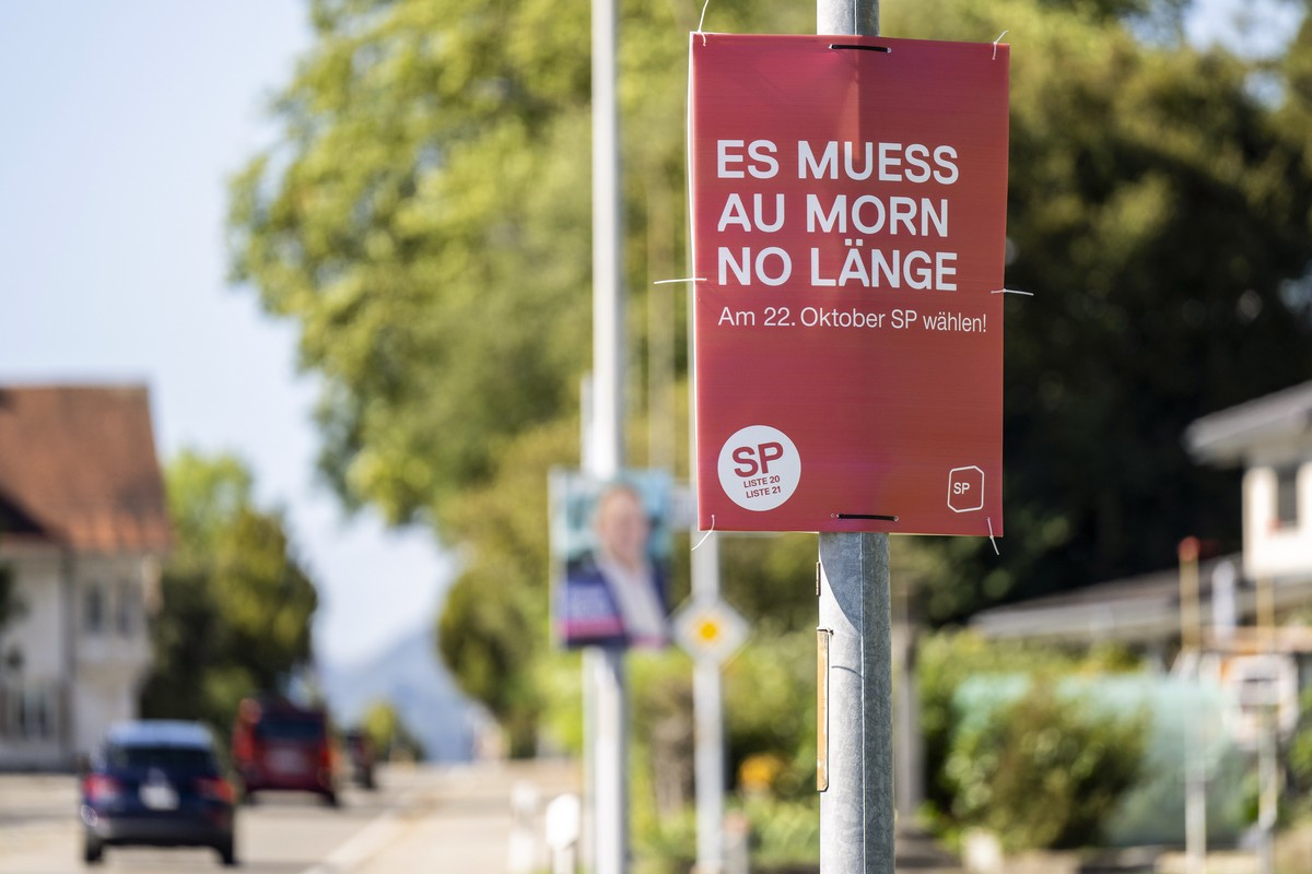 Ein Wahlplakat der SP steht auf einem Feld, am Sonntag, 24. September 2023, in Selzach. Am 22. Oktober 2023 finden die National-und Staendersatwahlen statt.(KEYSTONE/Peter Schneider)