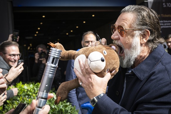 epaselect epa12409667 New Zealand actor and director Russell Crowe jokes with fans on the green carpet of the 21st Zurich Film Festival (ZFF) in Zurich, Switzerland, 27 September 2025. The festival ru ...
