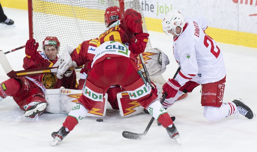 Tigers Yannick Blaser, Tigers Goalie Ivars Punnenovs, Tigers Flavio Schmutz, von links, kaempften um den Puck gegen Lausannes, Cory Emmerton, rechts, waehrend dem Meisterschaftsspiel der National Leag ...