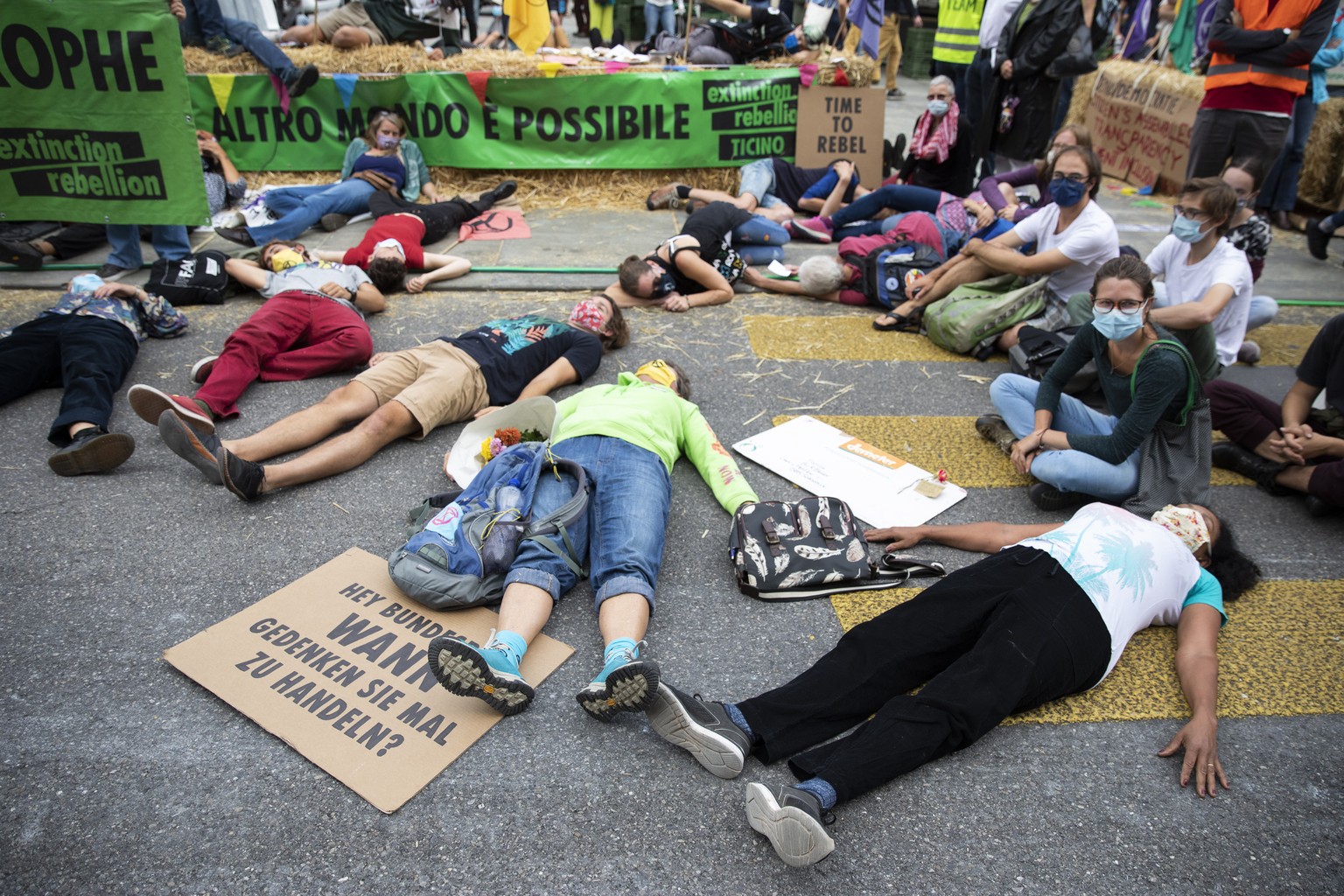 Klimaaktivisten demonstrieren waehrend der Aktionswoche Rise up for Change auf dem Bundesplatz, am Dienstag, 22. September 2020, in Bern. Die Klimabewegung kuendigt weitere Aktionen gegen die institut ...