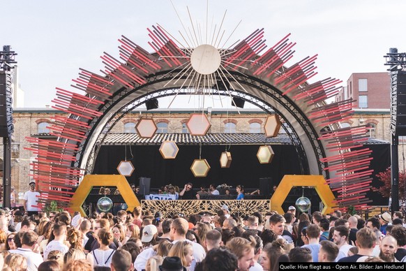 Hive flies from SBB Werkstadt Zurich Daydance
