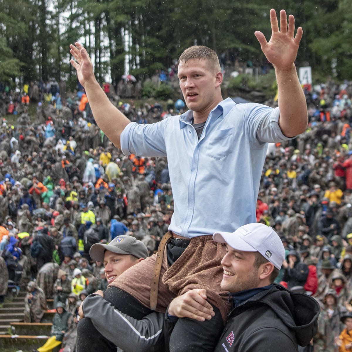 Pirmin Reichmuth feiert seinen Festsieg nach dem gestellten Schlussgang gegen Joel Wicki beim traditionellen Bruenig Schwinget vom Sonntag, 28. Juli 2019, auf dem Bruenig Pass. (KEYSTONE/Urs Flueeler)