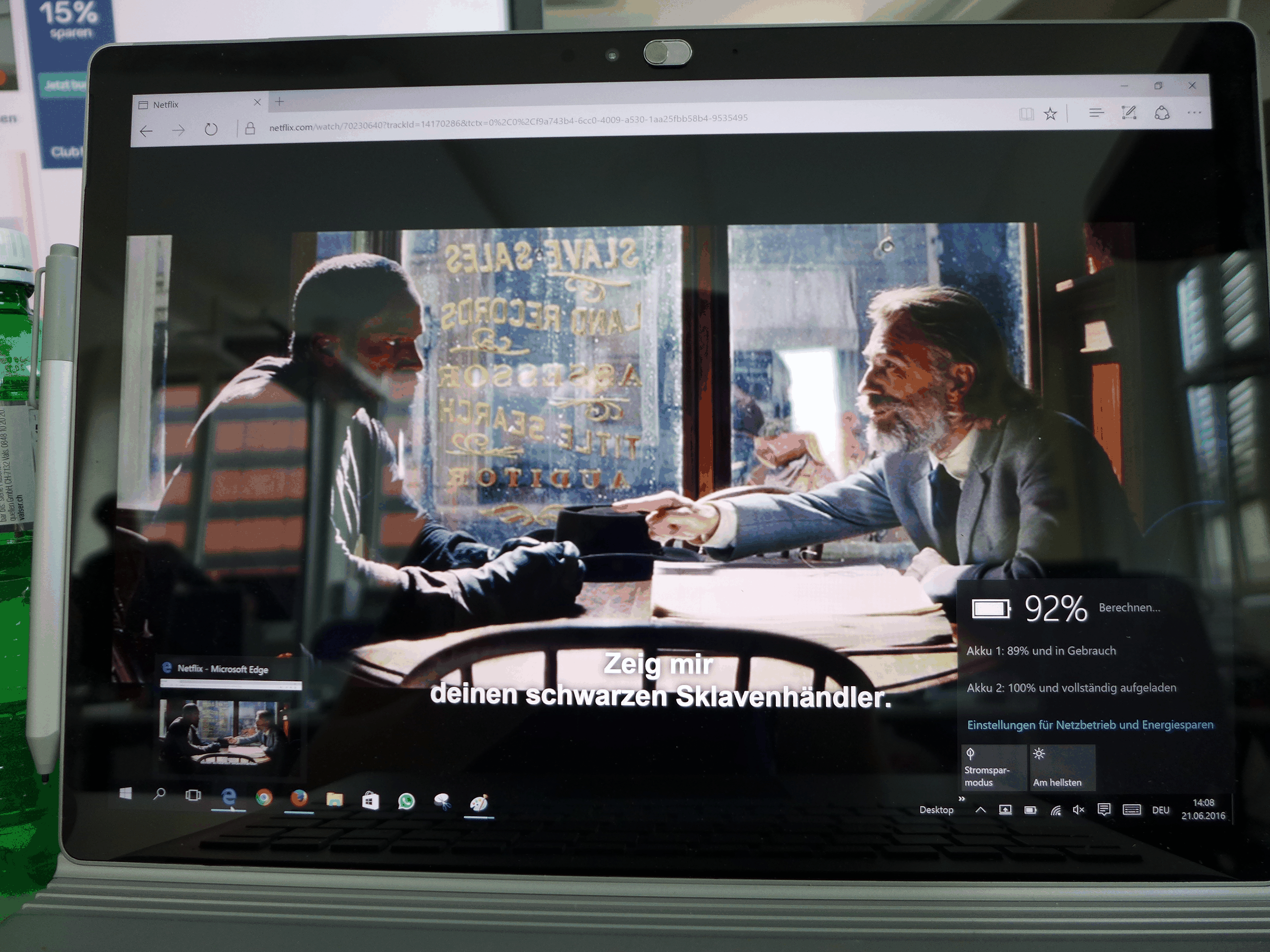 Edge hat nach 60 Minuten Film-Streaming 8% Akku verbraucht. Mit Microsofts Edge könnte man etwa 12 Stunden und 30 Minuten Netflix streamen.&nbsp;Hinweis: Netflix verhindert wohl aus Urheberrechtsgründen im neuen Edge das Erstellen von Screenshots. Deshalb haben wir den Bildschirm abfotografiert.