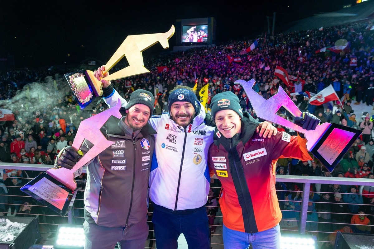 ABD0286_20240120 - KITZB�HEL - �STERREICH: v.l. Dominik Paris (ITA, 3. Platz), Sieger Cyprien Sarrazin (FRA), Marco Odermatt (SUI, 2. Platz) am Samstag, 20. J�nner 2024 w�hrend der Siegerehrung f�r di ...