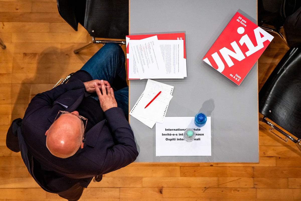 Un syndicaliste ecoutant un discours est pris en photo lors du cinquieme congres ordinaire du syndicat Unia et du jubile des 20 ans du plus grand syndicat de Suisse, le jeudi 23 octobre 2025 a Brigue, ...