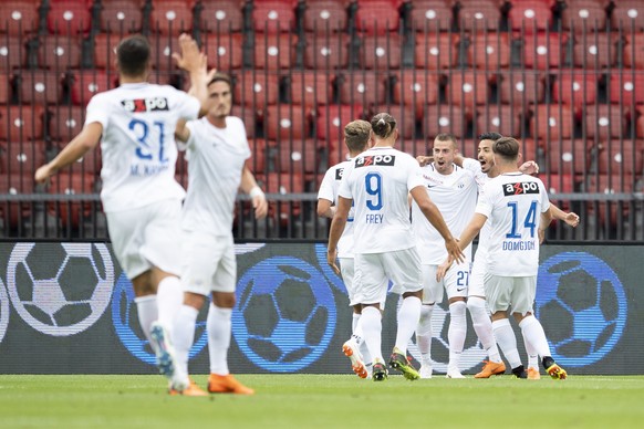 Die Zuercher jubeln nach Marco Schoenbaechler, rechts, 1:0 Tor im Fussball Meisterschaftsspiel der Super League zwischen dem FC Zuerich und dem FC Thun im Letzigrund, am Sonntag, 22. Juli 2018 in Zuer ...