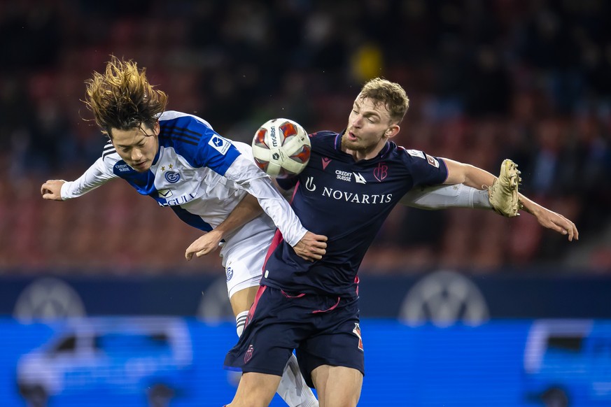 Grasshoppers Ayumu Seko, links, spielt um den Ball mit FC Basels Bradley Fink im Fussball Meisterschaftsspiel der Super League zwischen dem Grasshopper Club Zuerich und dem FC Basel FCB im Letzigrund  ...