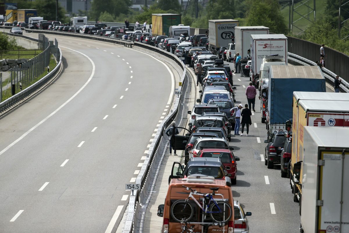Riesenstau auf der A2 vor dem Gotthard Nordportal in Silenen, fotografiert am Samstag, 19. Mai 2018. Die Schliessung des San-Bernardino-Tunnels der A13 nach dem Bus-Brand vom Freitag hat Folgen fuer d ...