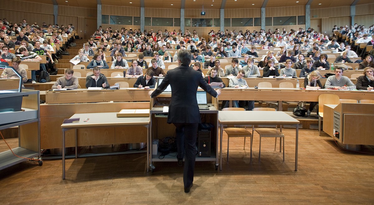 ZUM THEMA PERSOENFREIZUEGIGKEIT ZWISCHEN DER SCHWEIZ UND DEN EU-STAATEN STELLEN WIR IHNEN FOLGENDES BILDMATERIAL ZUR VERFUEGUNG - Studierende folgen den Ausfuehrungen von Professor Dr. Thomas Berndt w ...