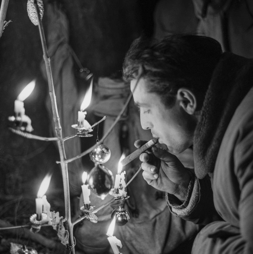 Hirten ziehen am 25. Dezember 1957 mit ihren Schafen durch die winterliche Landschaft bei Genf. In dem verhaeltnismaessig milden Klima des Kantons Genf koennen die Schafe auch in der Weihnachtszeit mu ...