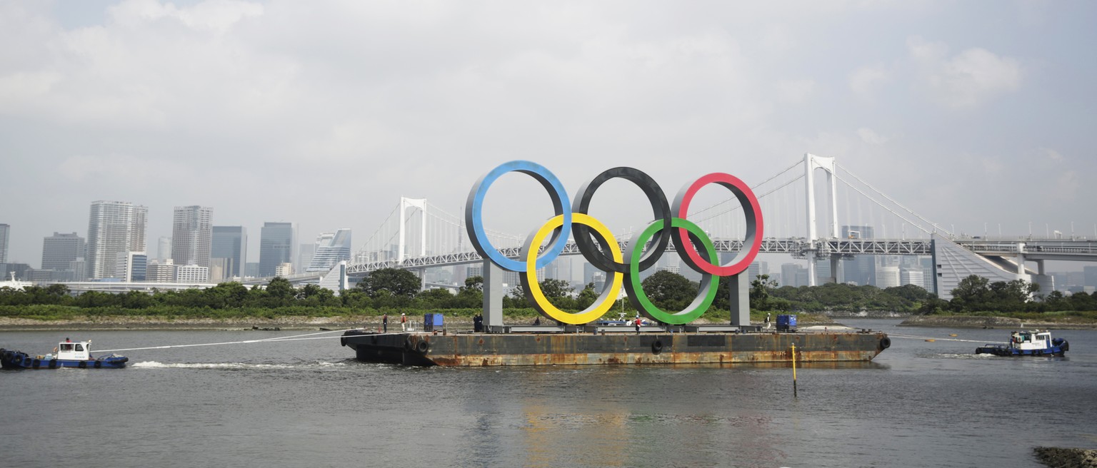 ARCHIVBILD ZUM SDA-TEXT ZUM TEXT 100 TAGE BIS TOKIO, AM DIENSTAG, 13. APRIL 2021 Tugboats move a symbol installed for the Olympic and Paralympic Games Tokyo 2020 on a barge moved away from its usual s ...