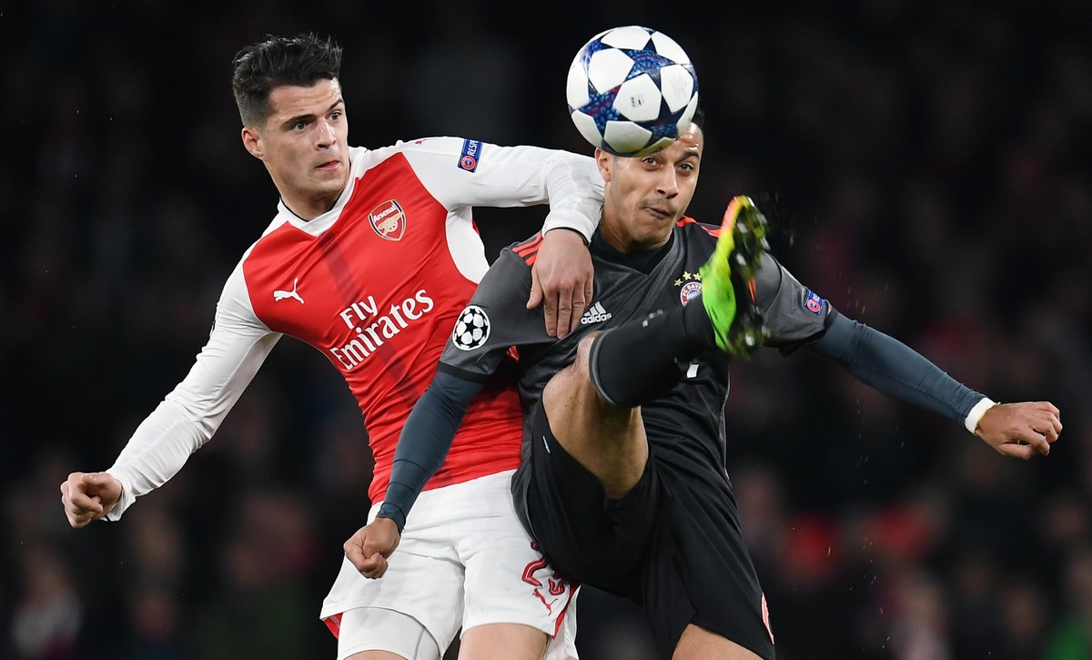 epa05835260 Arsenal's Granit Xhaka (L) vies for the ball with Bayern's Thiago Alcantara (R) during the UEFA Champions League Round of 16, second leg soccer match between Arsenal FC and Bayer ...