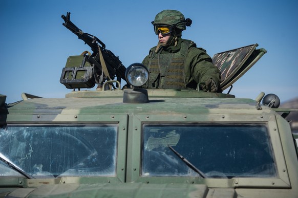 Russischer Soldat auf dem Rückzug oder dem Vormarsch, je nach dem wie sich die Lage in den nächsten Tagen entwickelt.