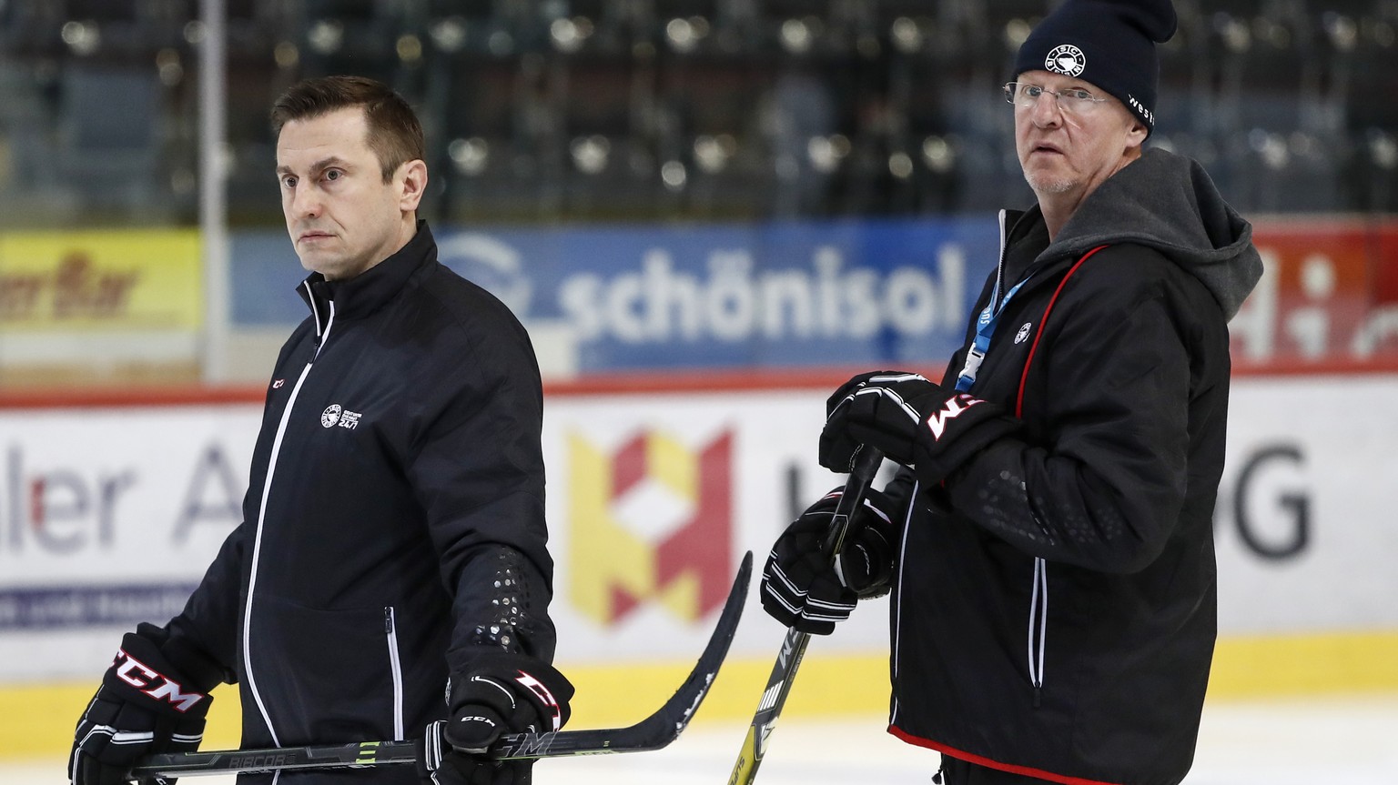 SCB Trainer Kari Jalonen, rechts, und Assistenztrainer Ville Peltonen, links, waehrend einem Training des SC Bern, am Montag, 20. Maerz 2017, in der Postfinance Arena in Bern. (KEYSTONE/Peter Klaunzer ...