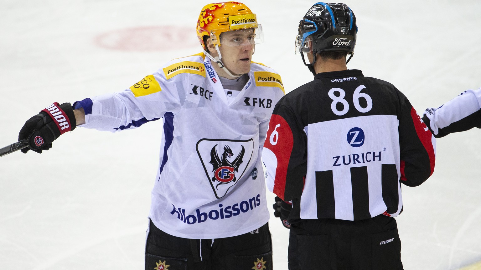 PostFinance Top Scorer Fribourg&#039;s forward Killian Mottet, left, talks to Head referee Michael Tscherrig, right, during the forth leg of the National League Swiss Championship quarter-final playof ...