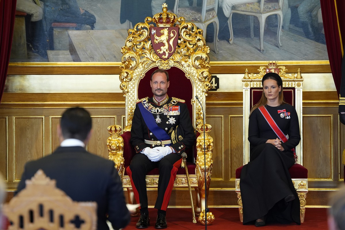 epa13204347 Norway's King Haakon VIII (L) takes the formal oath of allegiance to the Constitution at the Norwegian parliament Storting with Crown Princess Ingrid Alexandra (R) at his side in Oslo ...